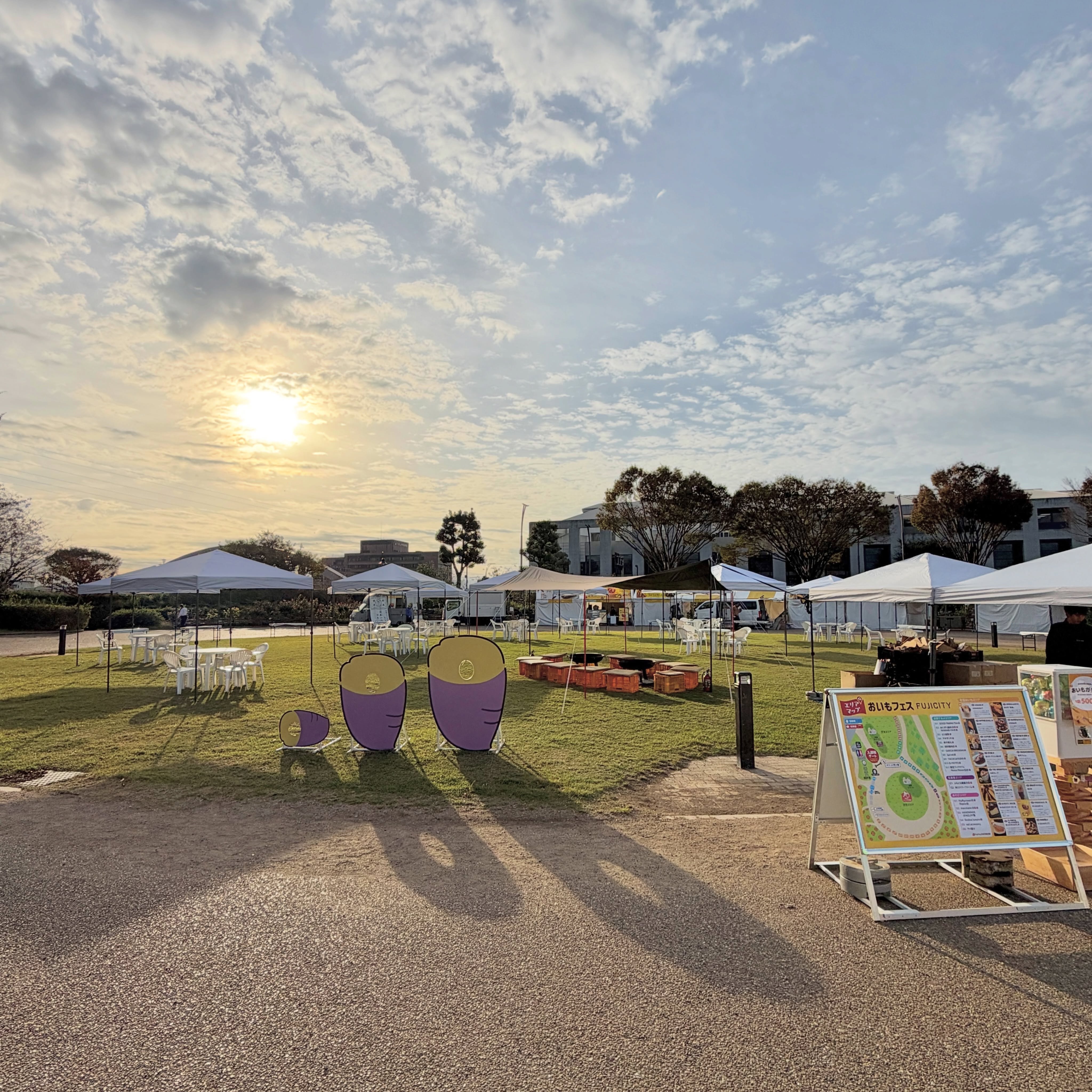 本日から3日間開催のおいもフェス FUJICITY あいにく雨予報で、風の状況などもみながらですが 現状3日間、予定通り開催予定です！ イートインスペースに屋根